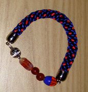 Bracciale kumihimo blu e rosso realizzato a mano con perline