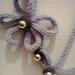 Collana di fili di lana tricotin ciclamino con fiore e bottoni ufo