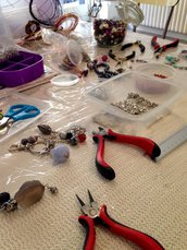 Laboratorio di bigiotteria con filo di metallo - Realizziamo la collana con perle e catena