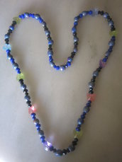 Collana lunga con perline in fimo e perline nere, blu e farfalline.