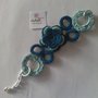 Bracciale ad uncinetto azzurro e blu con fiore