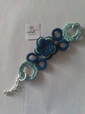 Bracciale ad uncinetto azzurro e blu con fiore