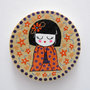 Magnete rotondo in legno dipinto a mano con mini geisha 2