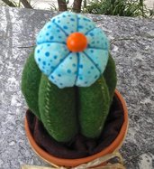 cactus in feltro con fiore azzurro di stoffa