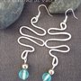 orecchini pendenti in alluminio con perla azzurra e monachella anallergici