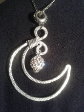 collana mezza luna pendente in filo di alluminio con perla in fimo e cristalli