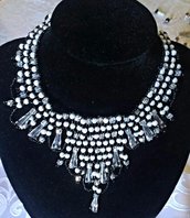collana lavorata a mano con perle e cristalli 
