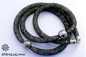 Collana in maglia tubolare nera, cristalli argentati e decori laterali