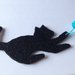 Collana con gatto nero giocherellone in feltro fatta a mano Kitty