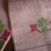 Asciugamani in puro lino rosa damascato ricamato a punto croce "Fiori etnici"  