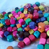 50 perle in legno a cubo, vari colori, misura mm.8×8