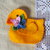 Milly la paperella e i fiori-Decorazione in feltro fatta a mano.Spilla.Bomboniera,regalo,cameretta dei bimbi.Nascita-Pasqua