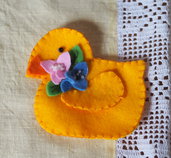 Milly la paperella e i fiori-Decorazione in feltro fatta a mano.Spilla.Bomboniera,regalo,cameretta dei bimbi.Nascita-Pasqua