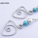 Orecchini pendenti in alluminio con perle bianche e azzurre