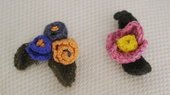 SET di FIORI  MANUELA-2 pezzidi Fiori in lana all'uncinetto.Spille /n.1 Mazzo da3 fiori uniti e Fiore singolo per adornare cappelli,cappotti,cuscini