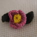 SET di FIORI  MANUELA-2 pezzidi Fiori in lana all'uncinetto.Spille /n.1 Mazzo da3 fiori uniti e Fiore singolo per adornare cappelli,cappotti,cuscini