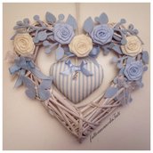 Cuore/fiocco nascita in vimini con rose azzurre e bianche e cuore a righe
