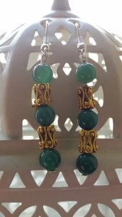 Orecchini pendenti con perline verdi e distanziatore dorato