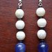 Orecchini pendenti con perline bianche multisfaccettate e perline azzurre lisce 