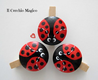 Mollette chiudipacco in legno dipinte a mano con coccinella Mollette chiudipacco in legno dipinte a mano con coccinella