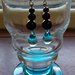 Orecchini con perline nere e pendente di cristallo briolette turchese