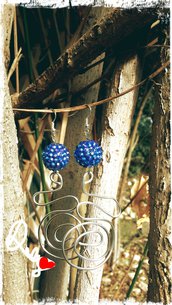 orecchini con filo d'alluminio color argento e pietra blu brillantinata