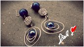orecchini con filo di metallo e pietra blu 