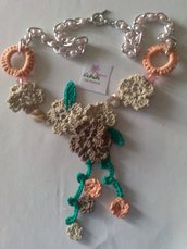 Collana ad uncinetto "fiori e foglie" con catena in perline