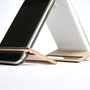 Devcard, un display stand di legno per smartphone ipod grande come una carta di credito