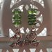 Orecchini pendenti con charm cigni innamorati e perline in vetro verde