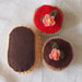 SET da 3 pezzi. 2 BEIGNETS FIORITI (decorati con miniature di fiori all'uncinetto) e mini ECLAIR con glassa al cioccolato
