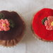 SET da 3 pezzi. 2 BEIGNETS FIORITI (decorati con miniature di fiori all'uncinetto) e mini ECLAIR con glassa al cioccolato