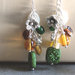 O3.15 - orecchini pendenti con charms colorati e bottoni in madreperla