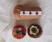 SET da 3 pezzi:2 BEIGNETS fioriti (Con decorazioni di feltro e perline) +BABA' farcito(con passamaneria e perle in legno)