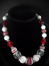 collana girocollo con perle in resina e vetro bianca e rossa
