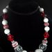 collana girocollo con perle in resina e vetro bianca e rossa