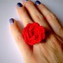 Anello regolabile romantico con rosa rossa fatta a mano all'uncinetto 