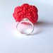 Anello regolabile romantico con rosa rossa fatta a mano all'uncinetto 