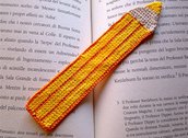 Segnalibro con matita gialla e arancione fatta a mano all'uncinetto per amanti dei libri e per la scuola