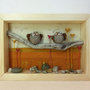 Pebble art - Decorazione per camerette dei bambini - Owl wall art - Quadro 3d "Gufetti innamorati tra papaveri e margherite"