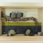 Pebble art - Decorazione camerette dei bambini - Owl wall art - Quadro 3d "Gufetti innamorati su ramo di lillà"