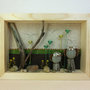 Pebble art - Decorazione camerette per bambini - Owl wall art - Quadro 3d "Gufetti appollaiati sui tronchi ai margini del bosco"