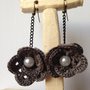Orecchini pendenti in filo di cotone grigio con perla fatti a mano