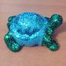 Tartaruga piccola dai colori particolari con guscio a macchie irregolari