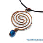 Collana in rame martellato doppia spirale celtica e perla blu