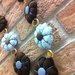 Collana handmade con fiori azzurri e marroni