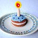 Bomboniera mini torta di compleanno amigurumi con candelina e glassa, fatta a mano all'uncinetto
