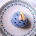 Bomboniera mini torta di compleanno amigurumi con candelina e glassa, fatta a mano all'uncinetto