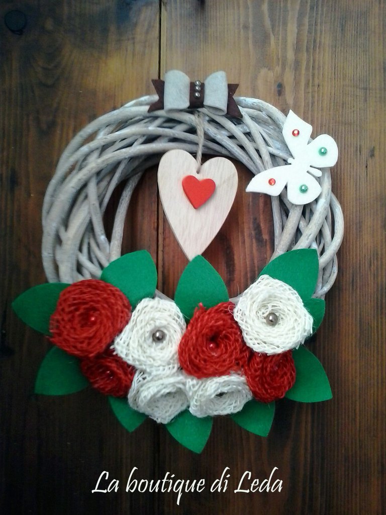 Ghirlanda natalizia in vimini con decorazioni in feltro - Feste