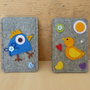 Porta cellulare in feltro decorato con uccellino e bottoni per iPhone